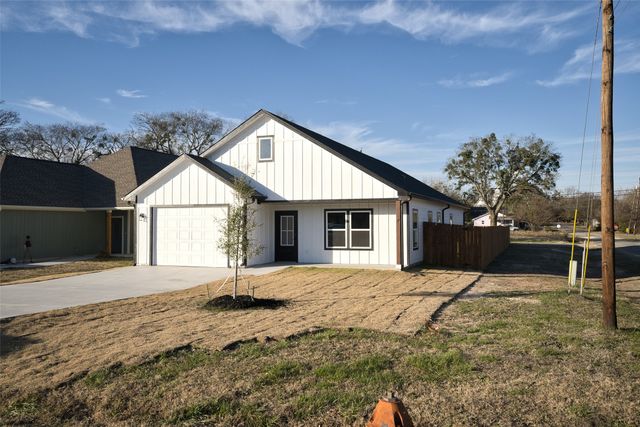 302 W Pine Street, Whitewright, TX 75491