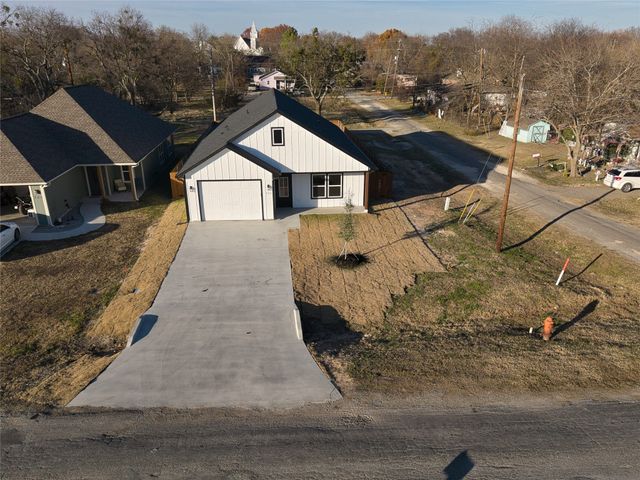 302 W Pine Street, Whitewright, TX 75491