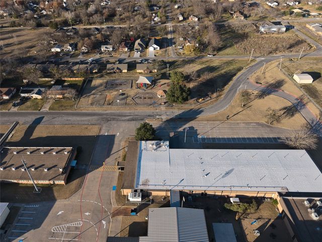 302 W Pine Street, Whitewright, TX 75491