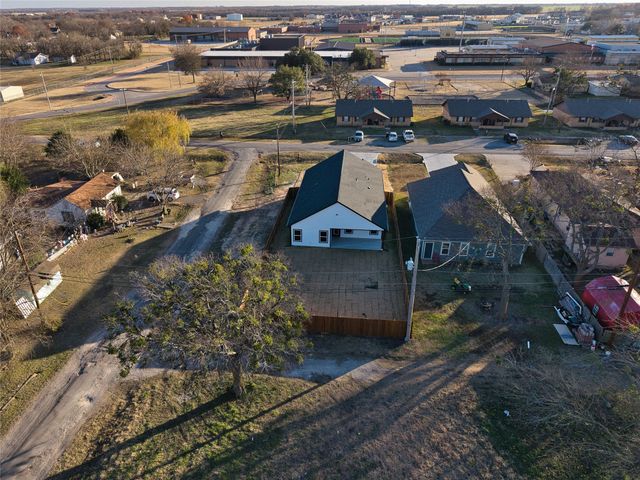 302 W Pine Street, Whitewright, TX 75491