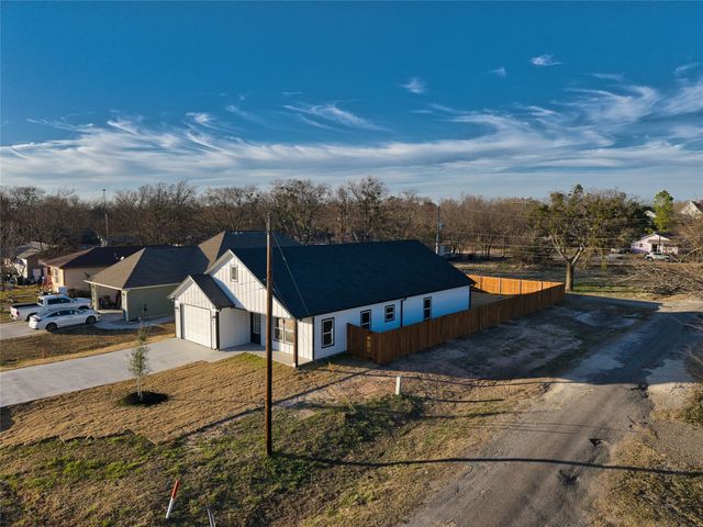 302 W Pine Street, Whitewright, TX 75491