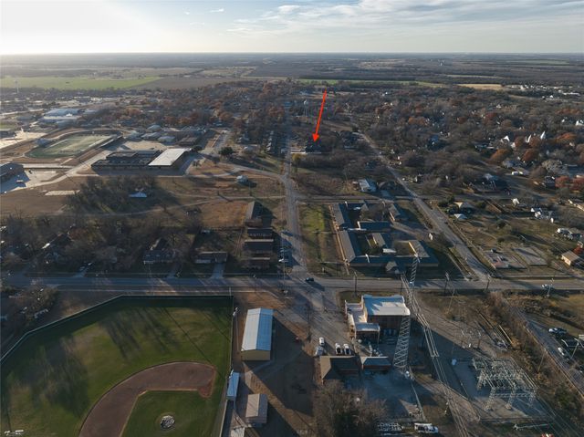 302 W Pine Street, Whitewright, TX 75491