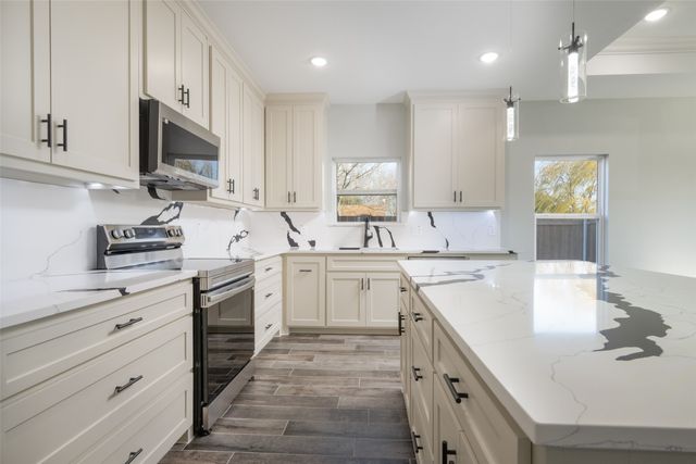 302 W Pine Street, Whitewright, TX 75491