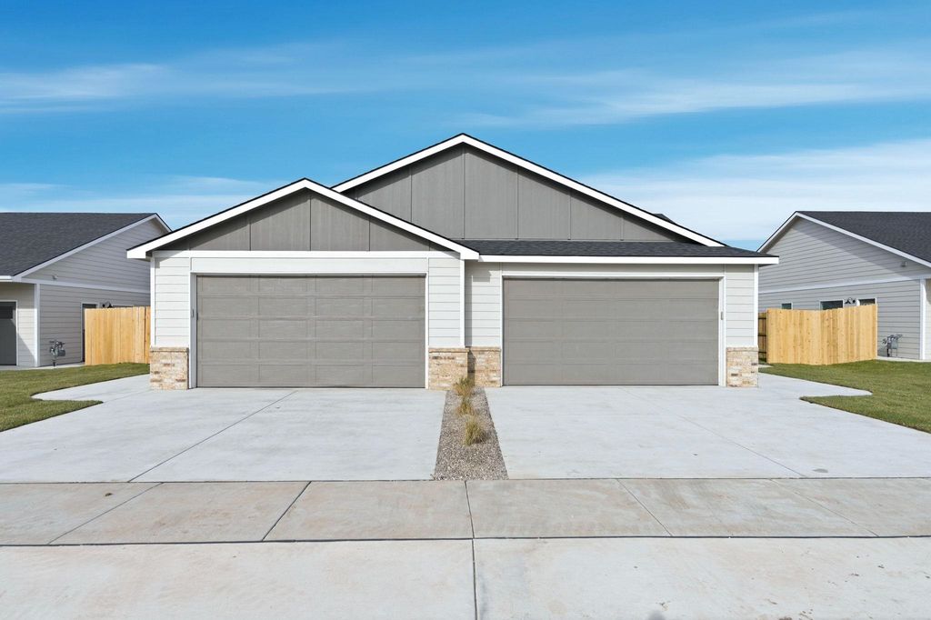 16904 W Kashmir St, Goddard, KS 67052