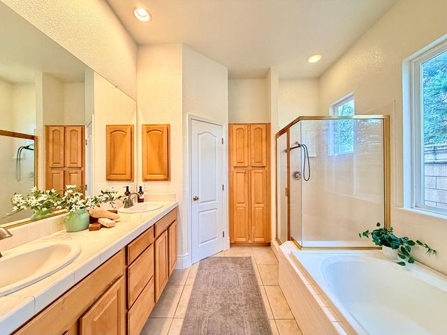 12104 Gold Pointe Ln, Gold River, CA 95670