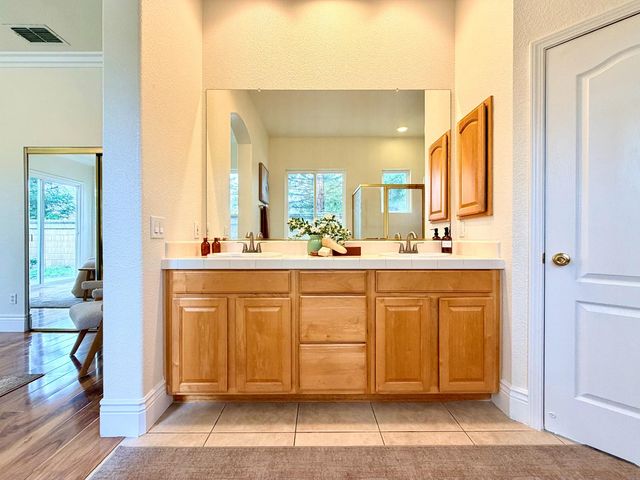 12104 Gold Pointe Ln, Gold River, CA 95670