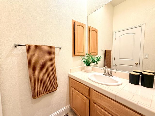 12104 Gold Pointe Ln, Gold River, CA 95670