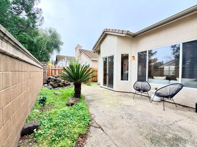 12104 Gold Pointe Ln, Gold River, CA 95670