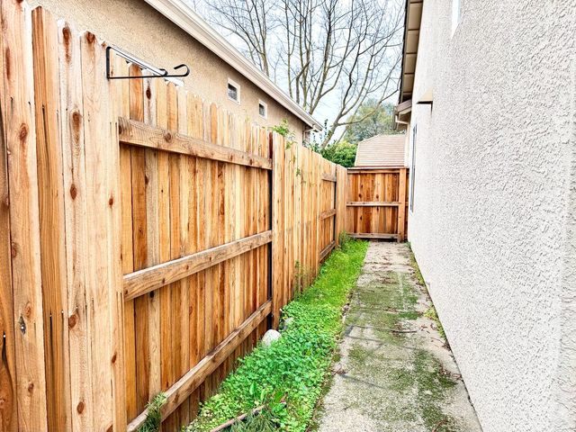 12104 Gold Pointe Ln, Gold River, CA 95670