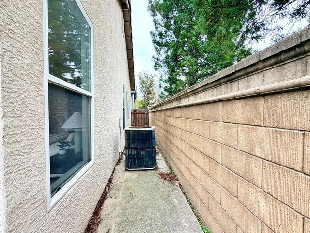 12104 Gold Pointe Ln, Gold River, CA 95670