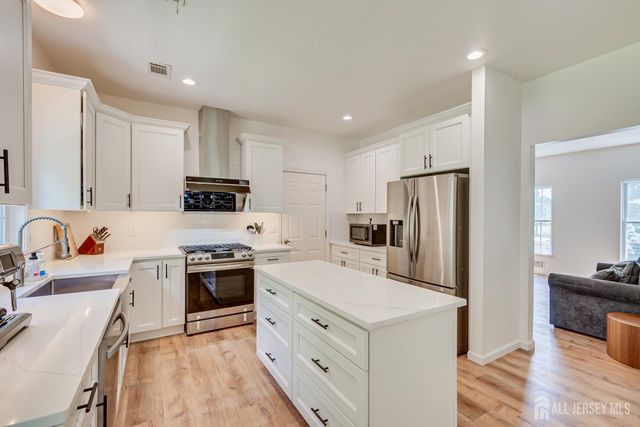 18 Mayercik Court, Edison, NJ 08820