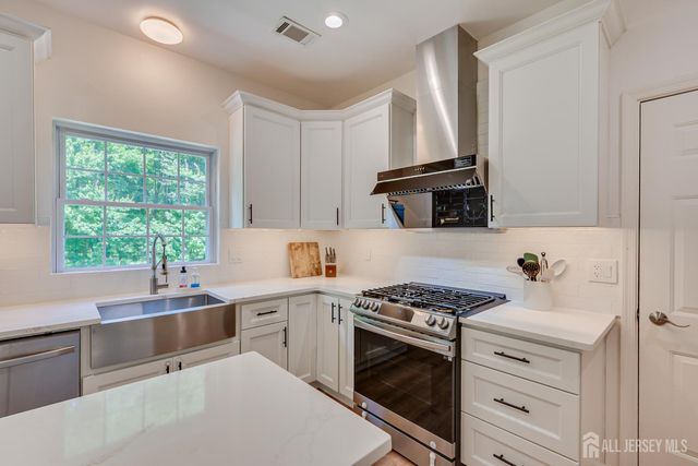 18 Mayercik Court, Edison, NJ 08820