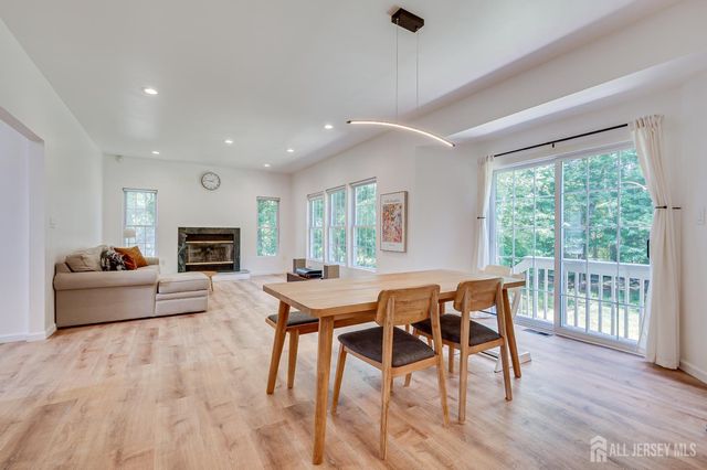 18 Mayercik Court, Edison, NJ 08820