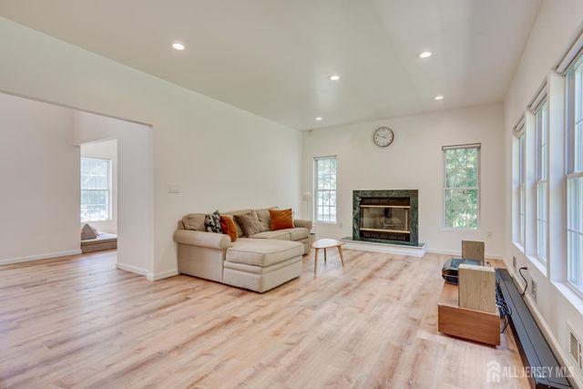 18 Mayercik Court, Edison, NJ 08820