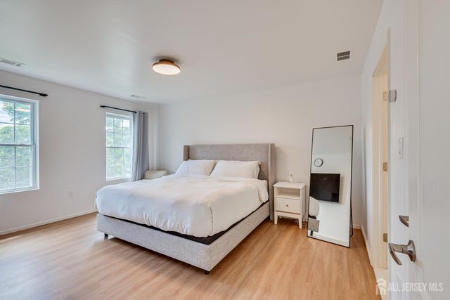 18 Mayercik Court, Edison, NJ 08820