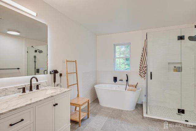 18 Mayercik Court, Edison, NJ 08820