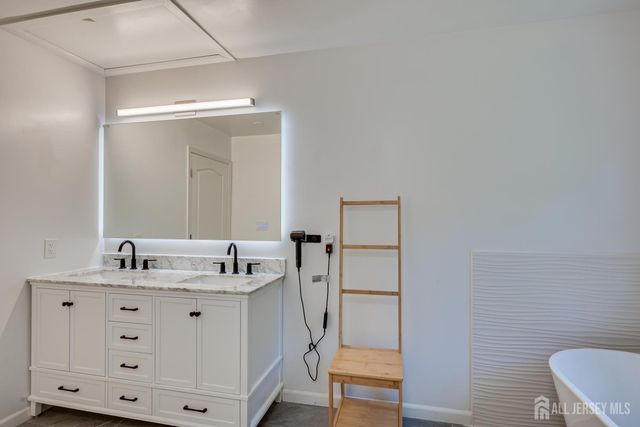 18 Mayercik Court, Edison, NJ 08820