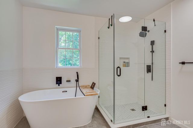 18 Mayercik Court, Edison, NJ 08820