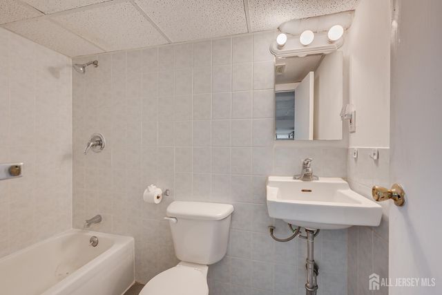 18 Mayercik Court, Edison, NJ 08820