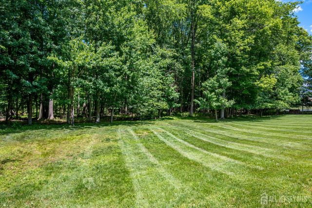 18 Mayercik Court, Edison, NJ 08820