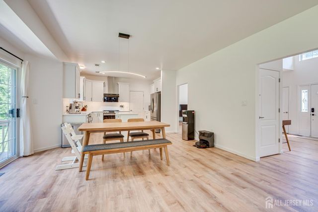 18 Mayercik Court, Edison, NJ 08820