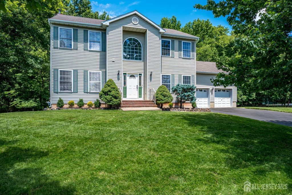 18 Mayercik Court, Edison, NJ 08820