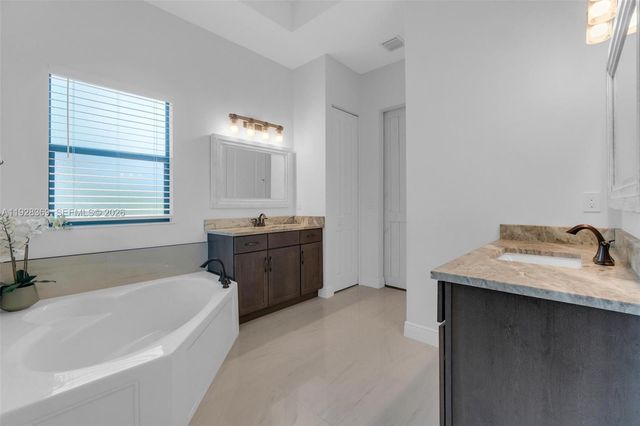 17924 N 68th Street N, Loxahatchee, FL 33470