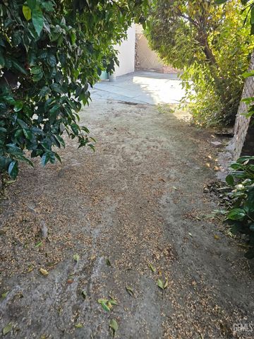 25 Lincoln Street, Bakersfield, CA 93305