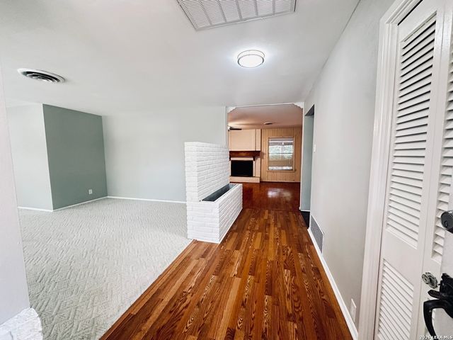 425 ZEPHYR DR, Windcrest, TX 78239