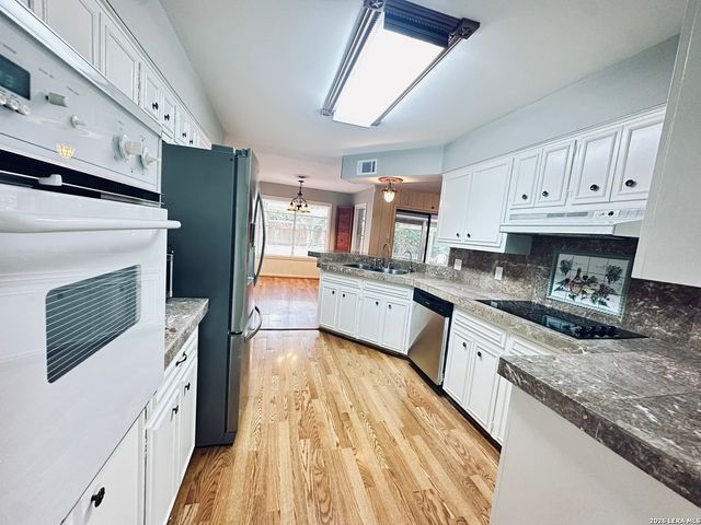 425 ZEPHYR DR, Windcrest, TX 78239