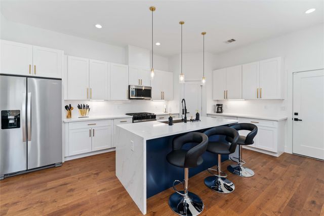 3040 Webster Street, Houston, TX 77004