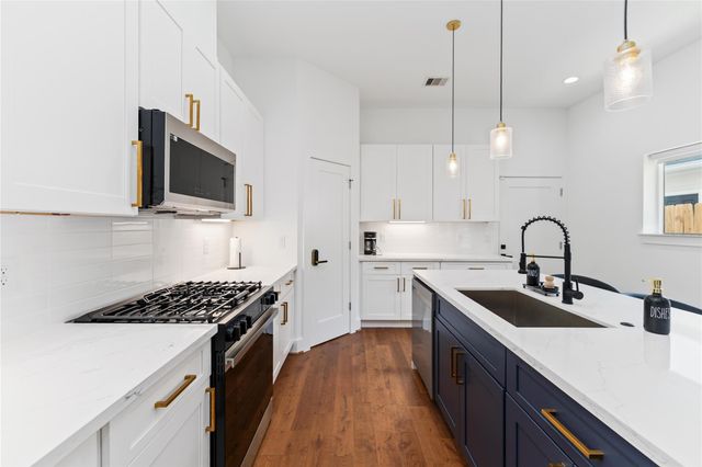 3040 Webster Street, Houston, TX 77004