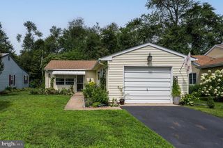 33 NARBERTH PL, Southampton, NJ 08088
