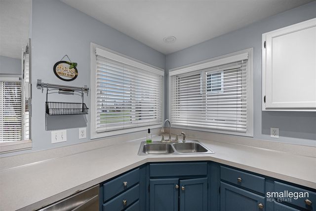 5721 E Grove Drive, Kentwood, MI 49512