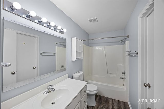 5721 E Grove Drive, Kentwood, MI 49512