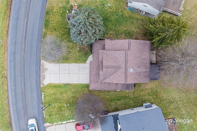 5721 E Grove Drive, Kentwood, MI 49512