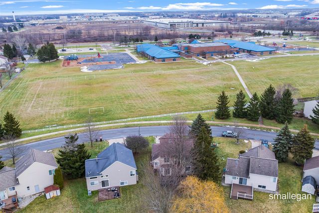 5721 E Grove Drive, Kentwood, MI 49512