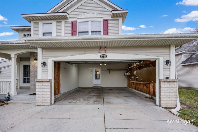 5721 E Grove Drive, Kentwood, MI 49512