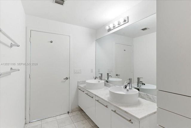 888 Biscayne Blvd 2212, Miami, FL 33132