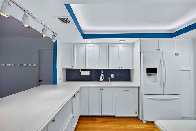 2 Grove Isle Dr B404, Coconut Grove, FL 33133