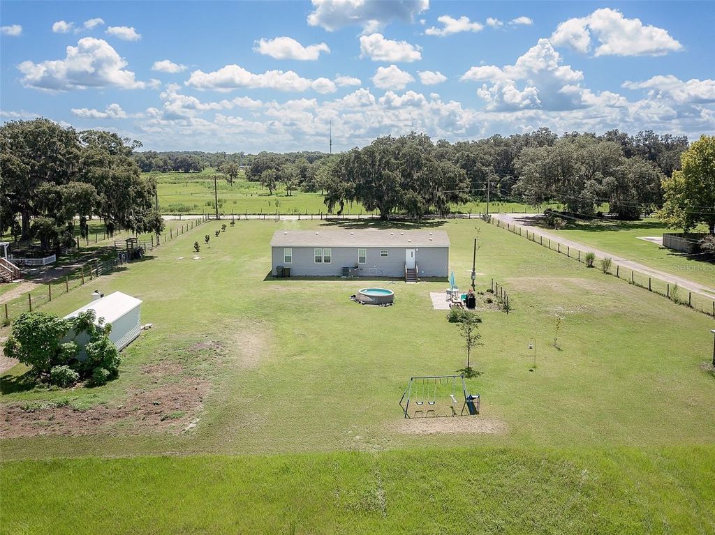 Image 5 of property listing at 436 ALDERMAN ROAD, Lakeland, FL 33810