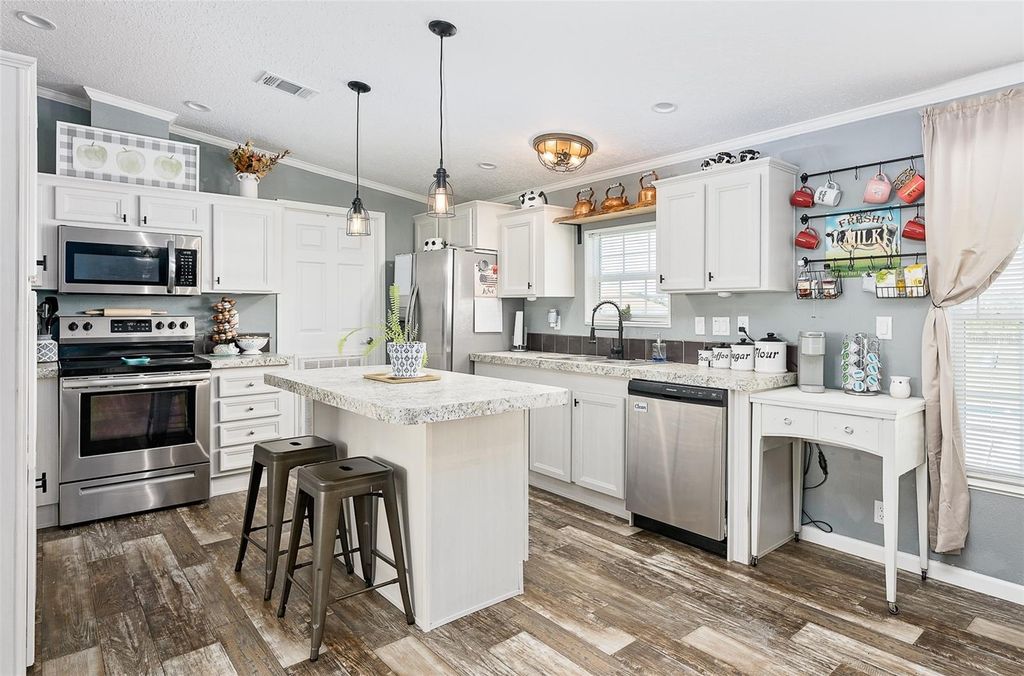 Image 9 of property listing at 436 ALDERMAN ROAD, Lakeland, FL 33810