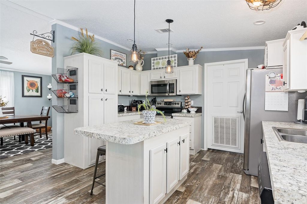 Image 10 of property listing at 436 ALDERMAN ROAD, Lakeland, FL 33810