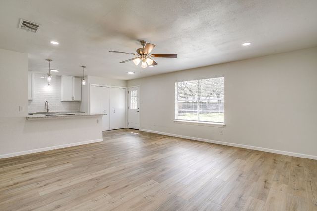 111 Chris Court, Alvarado, TX 76009