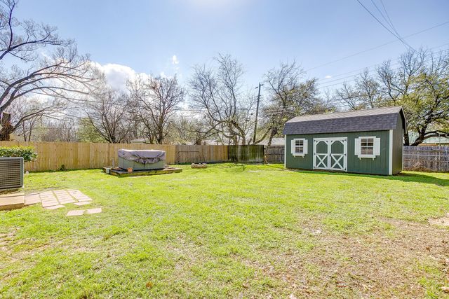 111 Chris Court, Alvarado, TX 76009