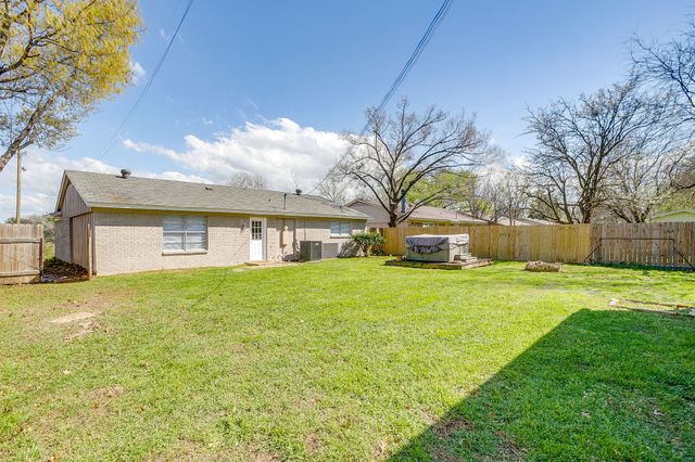 111 Chris Court, Alvarado, TX 76009