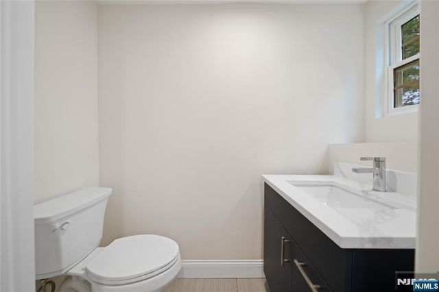 16 Coles Court, River Edge, NJ 07661