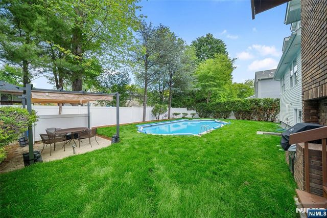 16 Coles Court, River Edge, NJ 07661