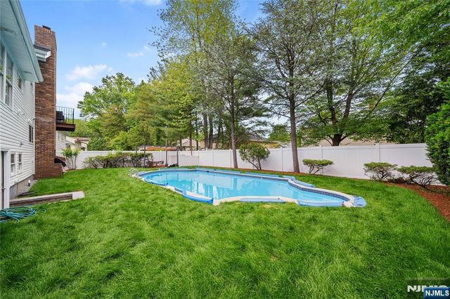 16 Coles Court, River Edge, NJ 07661