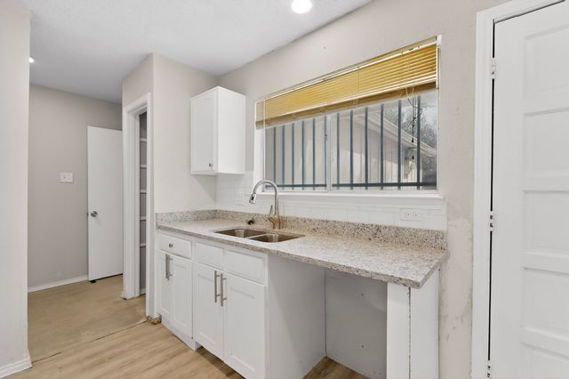 948 Carom Way, Dallas, TX 75217